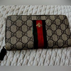 Gucci bee zippy wallet